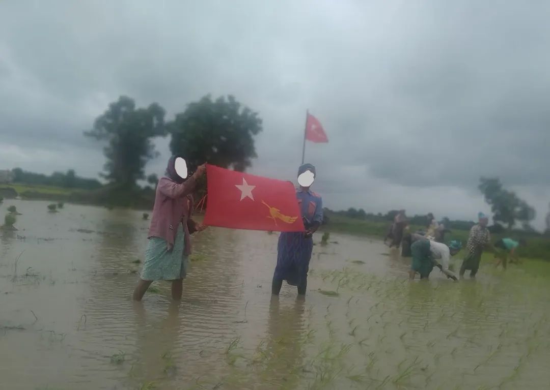 NEON70026157's tweet photo. Residents in Taze township protested with chanting slogans against Military Dictatorship while planting straw on August 17.

SIGN THE PETITION FOR NUG 

#Aug17Coup 
#WhatsHappeningInMyanmar https://t.co/8ME10MgqEW