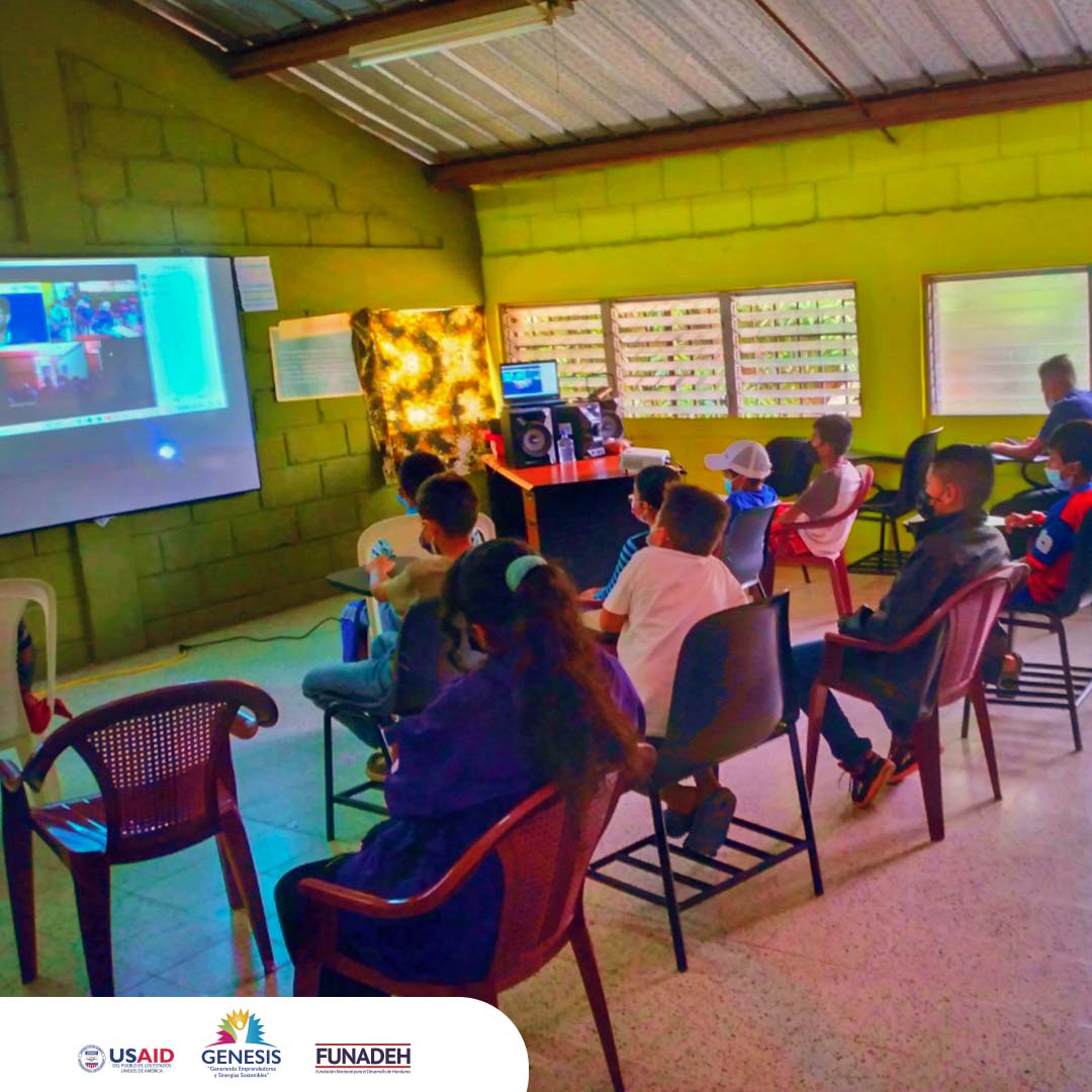 FUNADEH_GENESIS's tweet photo. #GENESIS y @TigoHn continúan promoviendo la navegación segura en los CDAJ del Distrito Central, a través de su programa #ConéctateSeguro, donde los niños y niñas entre las edades de 10 y 12 años del #CDAJ La Paz exploran, aprenden y crecen. https://t.co/tkcmjtnVpd