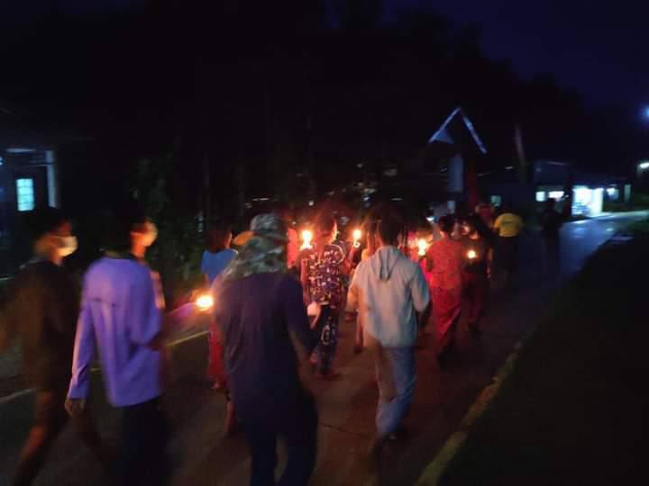 AwmyatH's tweet photo. Night strike in Ashae Taw, Dawei marched tonight by lighting candles and protesting peacefully against the dictatorship.
#RecognizeNUG #Aug16Coup
#WhatsHappeningInMyanmar https://t.co/fJof3lObIy https://t.co/87icuaS0HI