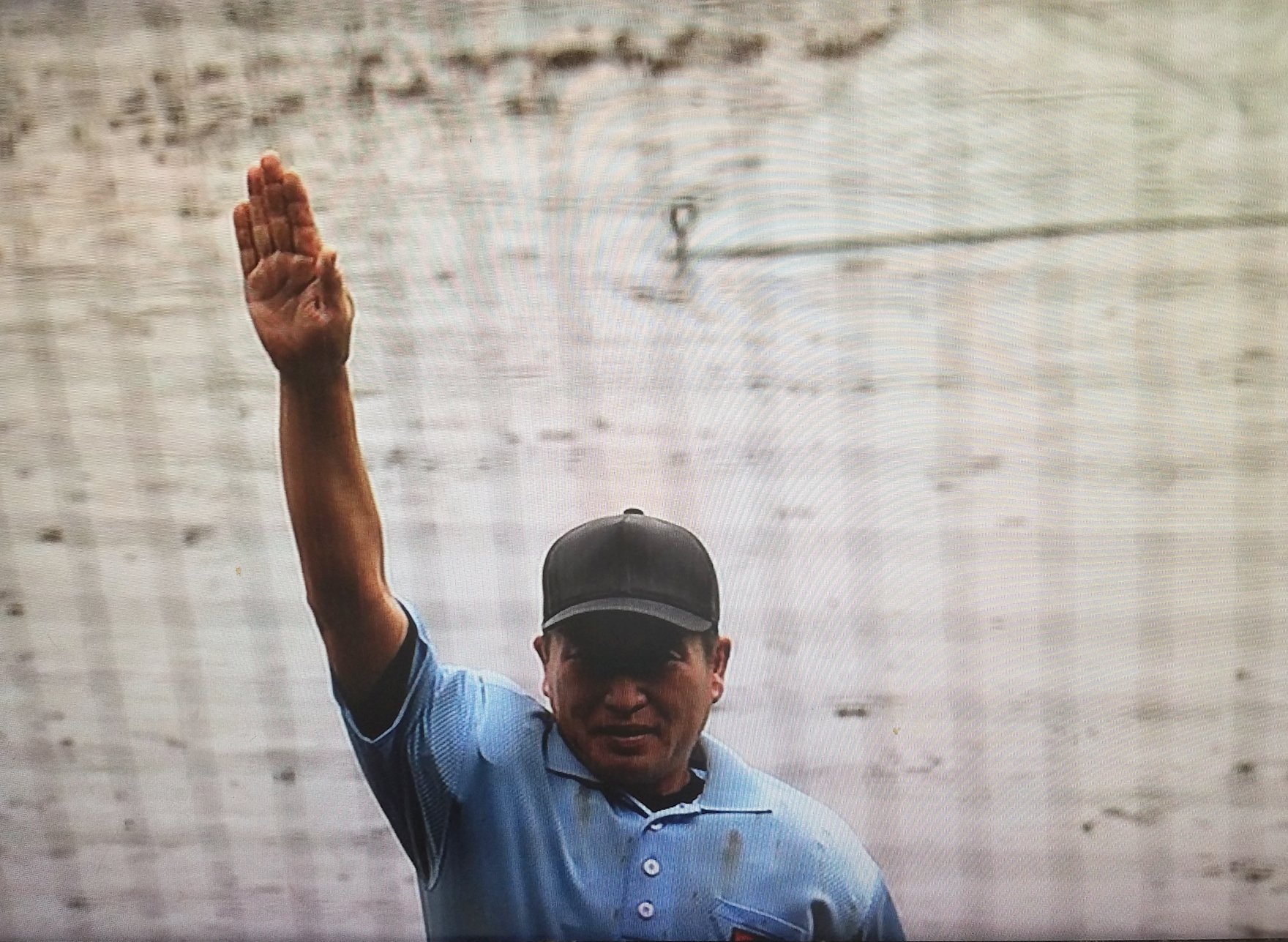 Hiro 甲子園の球審は 明治大学obの山口智久さんでした 山口さんは アマチュア野球審判員で国内初の国際審判 員に合格した凄い人で 年も東京六大学で審判を務めています ただアウトセーフをジャッジするだけではなく 選手に寄り添い 笑顔で声かけ