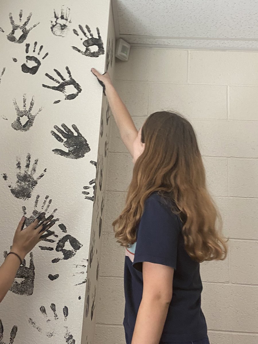 CampoVerdeYB's tweet photo. Painting a room is fun when it’s time to cover your hand in paint 🎨 https://t.co/e7dXRTzXuG