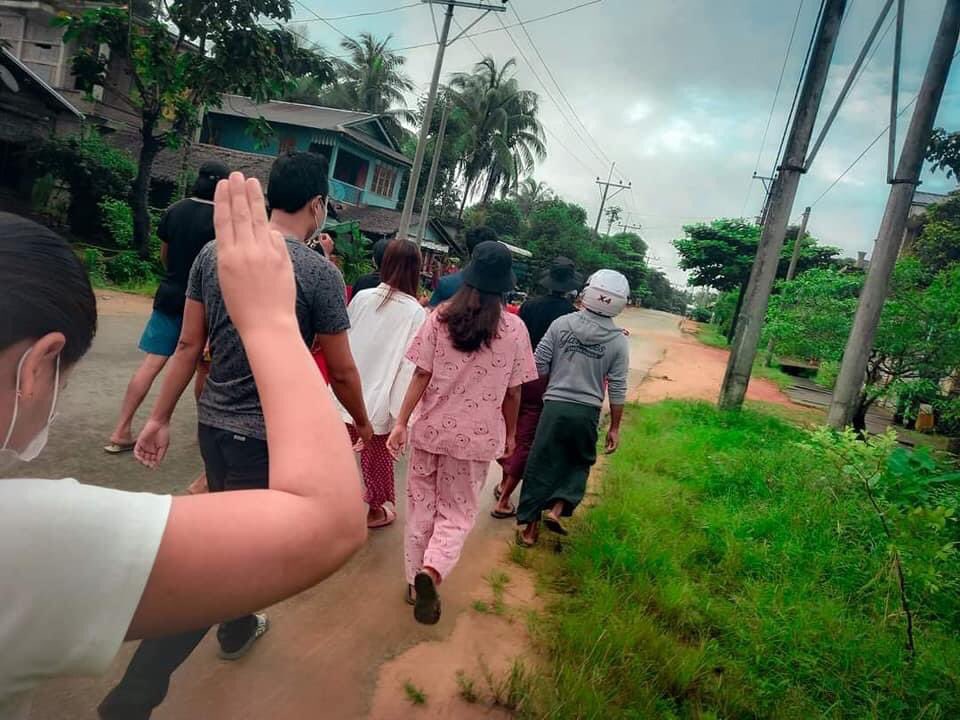 kixxinoo's tweet photo. Local residents from Launglon’s Nyinmaw village marched in protest of military dictatorship on the morning of August 17.
SIGN THE PETITION FOR NUG     #WhatsHappeningInMyanmar  #Aug17Coup https://t.co/LDobKLcIXn
