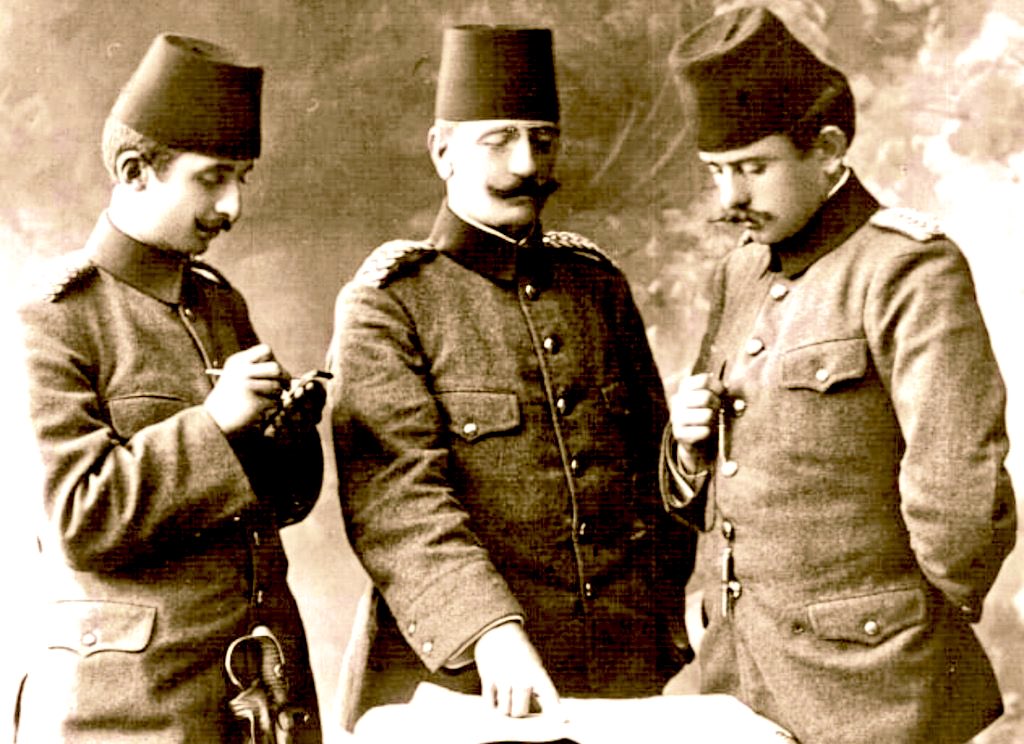 svural940's tweet photo. @dertetmesevket @ismailsaymaz Tarih: 16 Nisan 1909
Yane Sandanski ve Çetesi İstanbul’da..

Getirenler ittihatçı subaylar M.Kemal, Enver, K.Karabekir, İsmet İnönü. Görevleri Sultan Abdülhamid’e darbe yapmak.. 

Onbinlerce Müslümanın kanına giren o günün Apo’su olan Sandanski ile iş tutanlar mı vatansever⁉️ https://t.co/h9l2CWXzNg