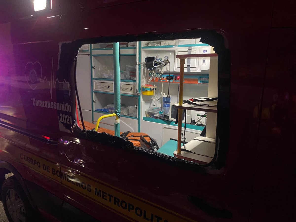 Bomberos_MetSur's tweet photo. [ATAQUE A AMBULANCIA DE BOMBEROS] S1 de @Bomberos_MetSur , en campaña “Corazones Unidos para Servir” y camino a tomar electrocardiogramas en @BombaAustria , fue atacado con botellas y piedras. Hombre retenido y entregado a @Carabdechile . Personal ileso por ataque.🚒🚒🚒 https://t.co/uatDw84DDa
