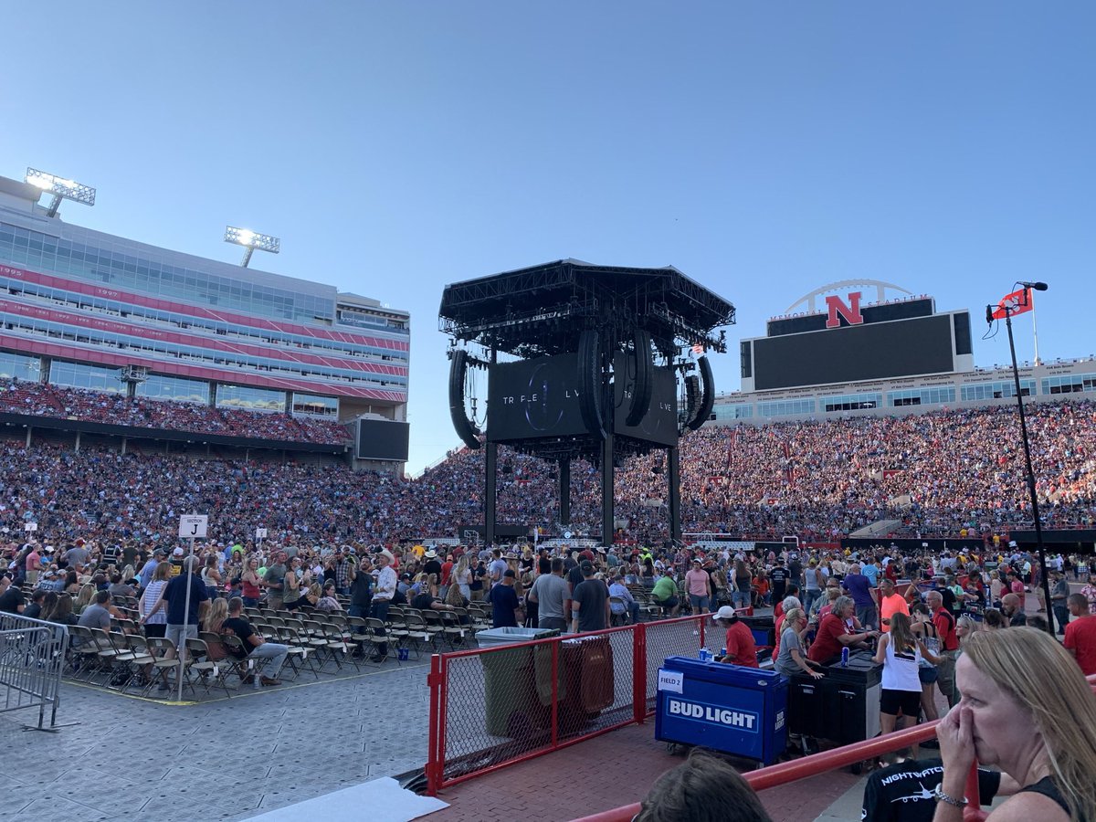 shaunduhh's tweet photo. Had a blast seeing @garthbrooks in Lincoln Saturday night!  That place was electric and he put on one hell of a show! https://t.co/2ez59B189b