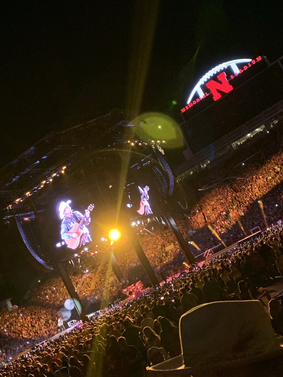 shaunduhh's tweet photo. Had a blast seeing @garthbrooks in Lincoln Saturday night!  That place was electric and he put on one hell of a show! https://t.co/2ez59B189b