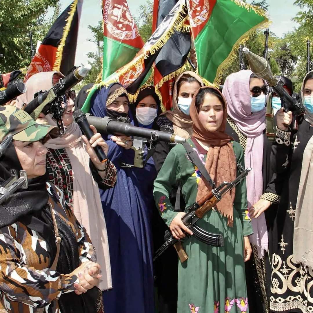 luiscaceresolan's tweet photo. Mujeres armadas salen a las calles de Afganistán para desafiar a los Talibanes. Sabemos que no lo lograrán, pero han resistido más que los soldados afganos quienes se rindieron y entregaron sus armas.

Son las más afectadas y por eso deciden quedarse y luchar https://t.co/iWyTb2lSv0
