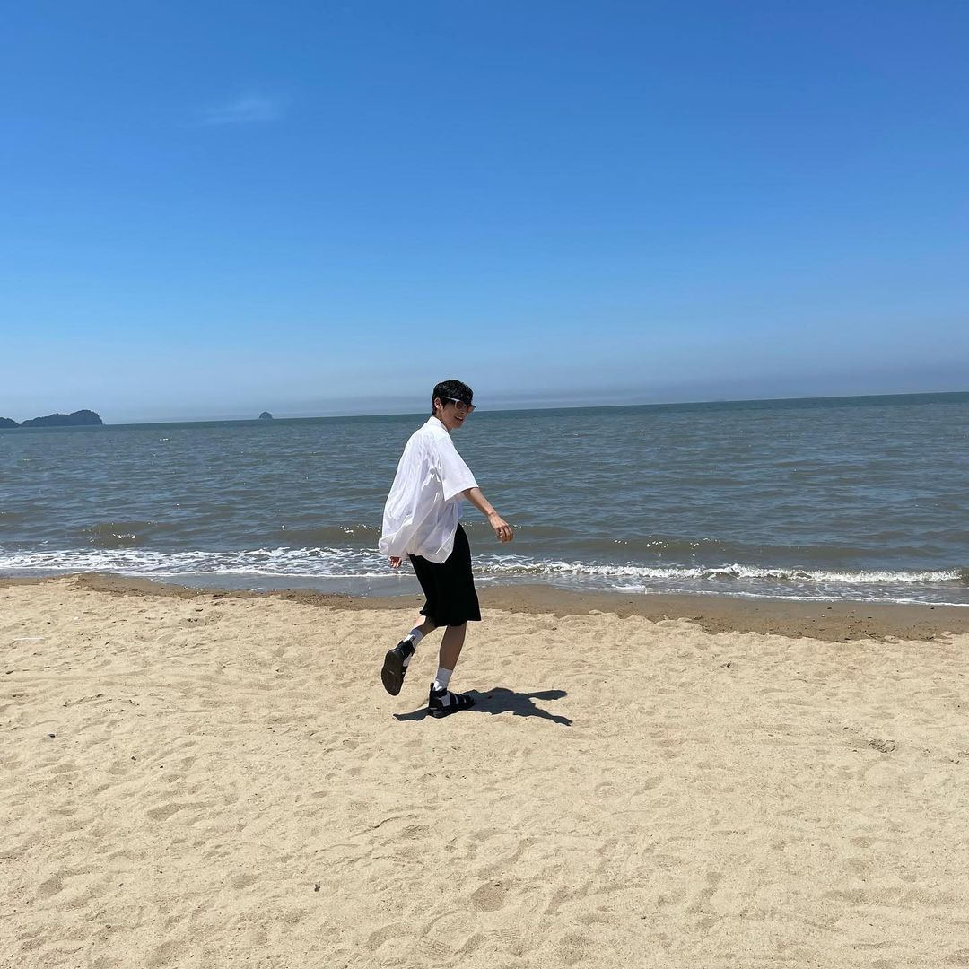 VAliceindia's tweet photo. 210817 b__yccn IG Update 

https://t.co/TdvUr1nlU2

Beach after a long time ⛱

#빅톤 #허찬 #VICTON #VictonIndia #VictonAlice #Alice #AliceIndia #Byungchan 
More pictures from the same post in thread https://t.co/jSAAJAL7k3