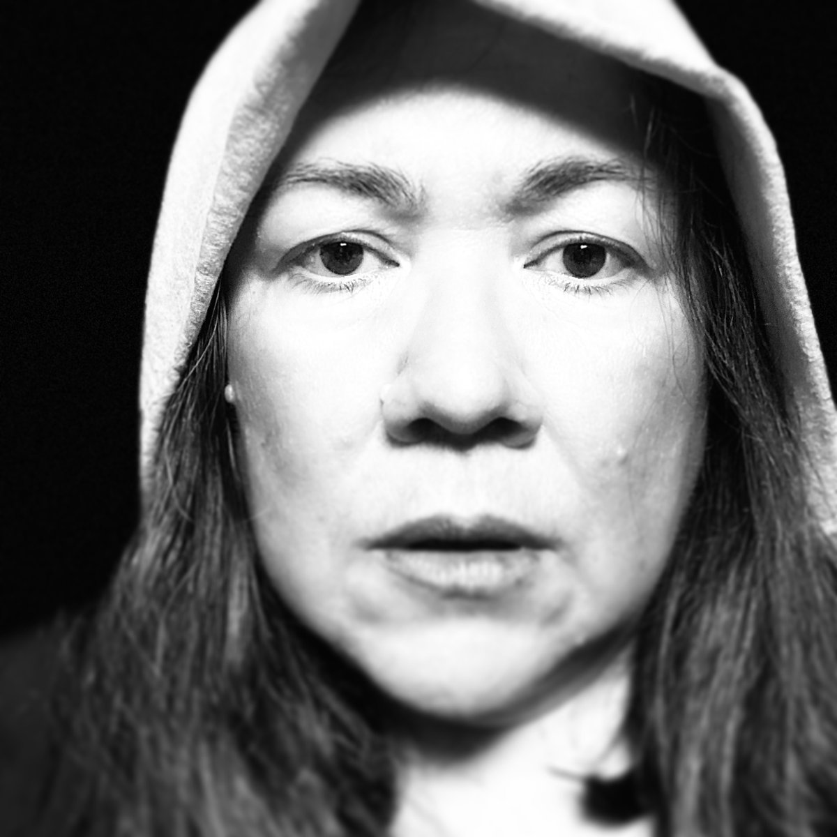 kimleekho's tweet photo. Sneak peek.
Work-in-progress.
#bnwportraiture #bnwportraitphotography #expressiveportrait #selfportraiture #selfportraitphotography #highcontrastportrait #deepshadows #brightlight #griefandloss #sackclothandashes #artseries #wip #photobasedartist #kimleekho https://t.co/NGehWWREYV
