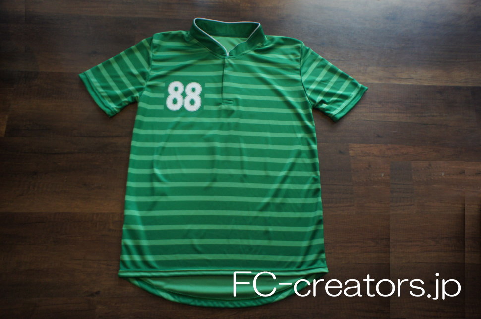 fc_creators's tweet photo. サッカーアイルランド代表を彷彿させる緑の濃淡で救ったボーダーラインを昇華プリントし、ポロシャツ風の隠しボタンを付けたかっこいいデザインのサッカーユニフォーム。
右胸と背中に縁付けした番号をプリント。

https://t.co/XKdvrVH25J

#サッカーシャツ #ポロ #スポーツ #サークル #部活 #チーム https://t.co/n3IGV18c9n