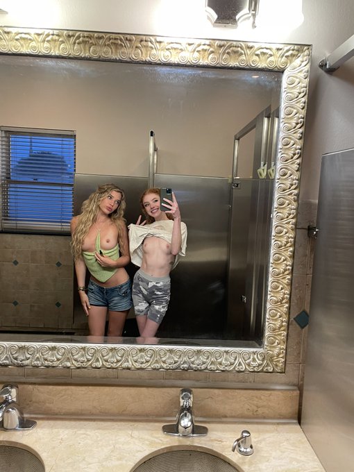 I don&rsquo;t know what it is about taking nudes in restaurants 🤷&zwj;♀️🤷&zwj;♀️ https://t.co/AY3jSGkujA<a href="/tag/staystrapped"class="tags"><span>#staystrapped</span></a>