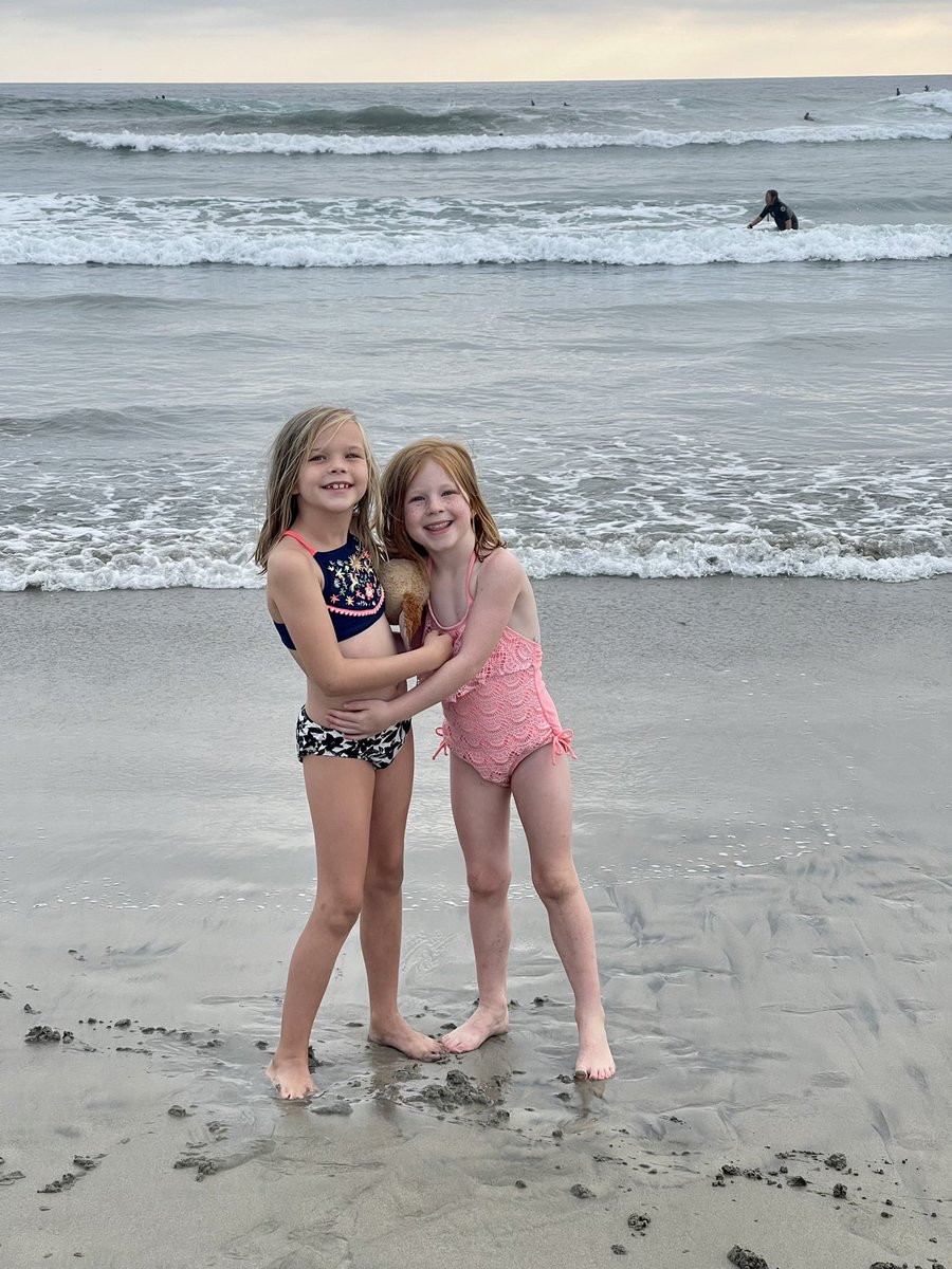 CrazyShermans's tweet photo. They fought before and after (and will fight again tomorrow) but these sisters sure do have each other’s backs! #sisters https://t.co/929SW0JKE7