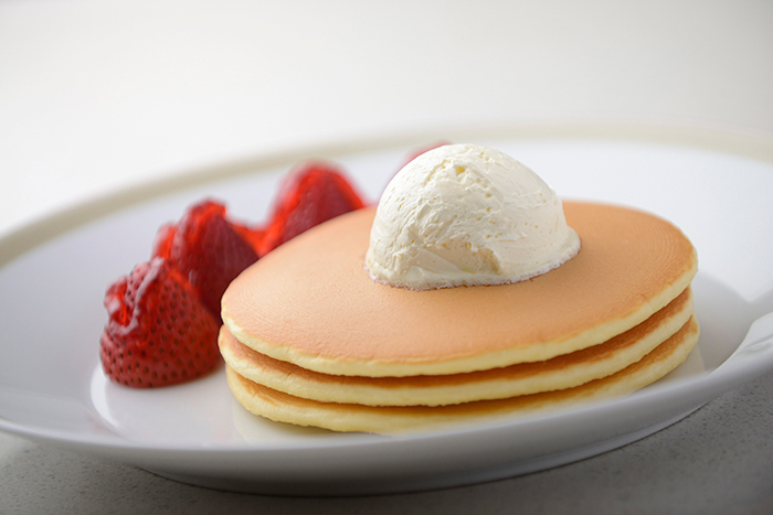 近畿日本ツーリスト 公式 旅のおいしいものさがし 東京 帝国ホテル 東京 パークサイドダイナーに行ったら外せない一品 インペリアルパンケーキ 美しい焼き色 赤く輝く甘いいちごとホイップバターが絶妙にマッチ おすすめのアレンジ方法は 画像