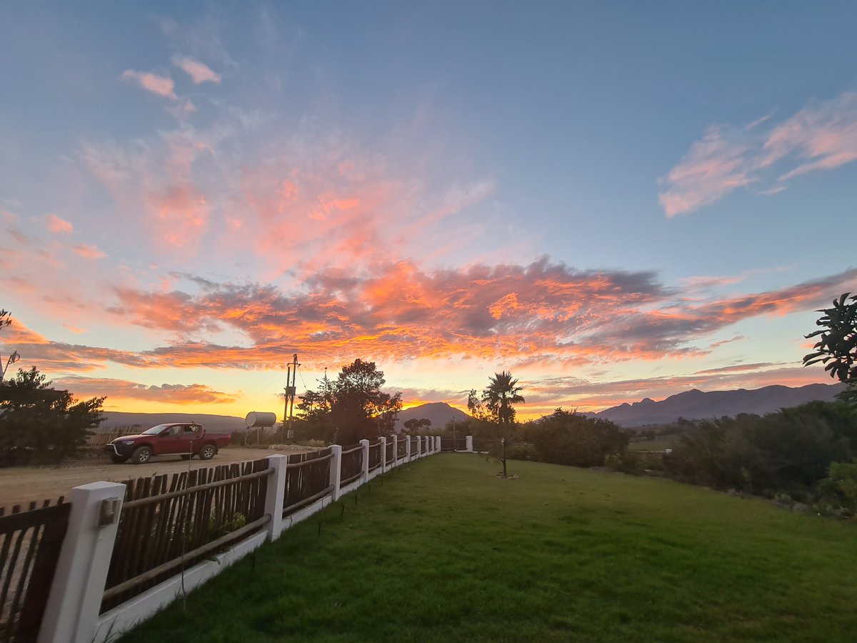 "Country life has its advantages…You sit on the veranda drinking tea and your ducklings swim on the pond, and everything smells good… and there are gooseberries." – Anton Chekhov
#farmlife #nature #theoutdoors #dam #guestfarm #travel #karoo #bassfishing #getaways #horseriding🐴