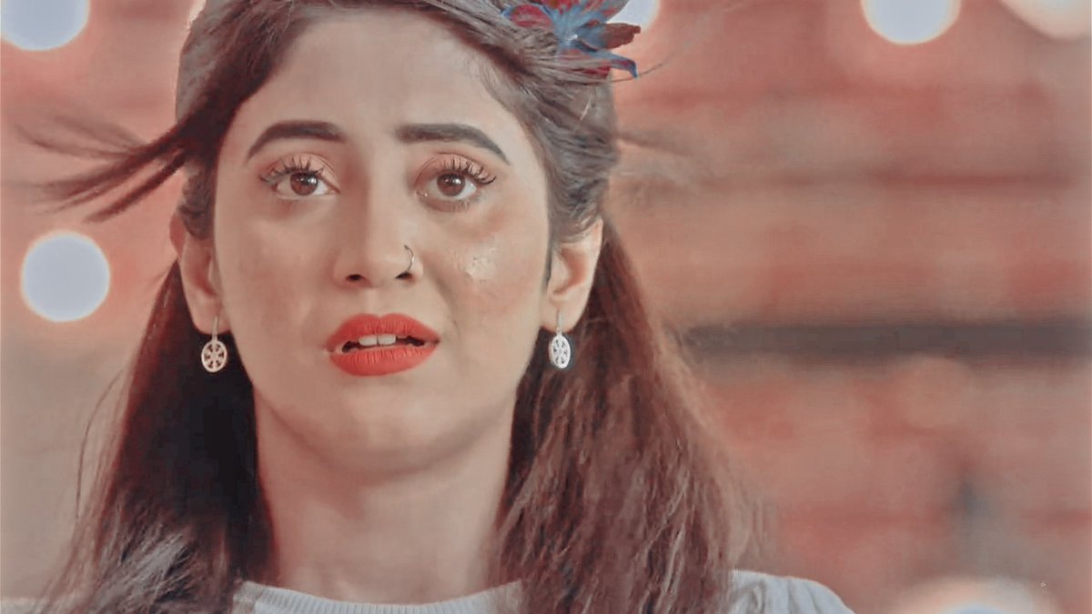 shivangisworld's tweet photo. Chehra ek jana sa, jiska mai deewana tha🥺❤️
Ki hai fir aahat dil ne🥺😍
This feeling of he is there 🙈🥺
#SimranRaj #ShivangiJoshi #Mohsinkhan #yrkkh https://t.co/kgERd8xeHD
