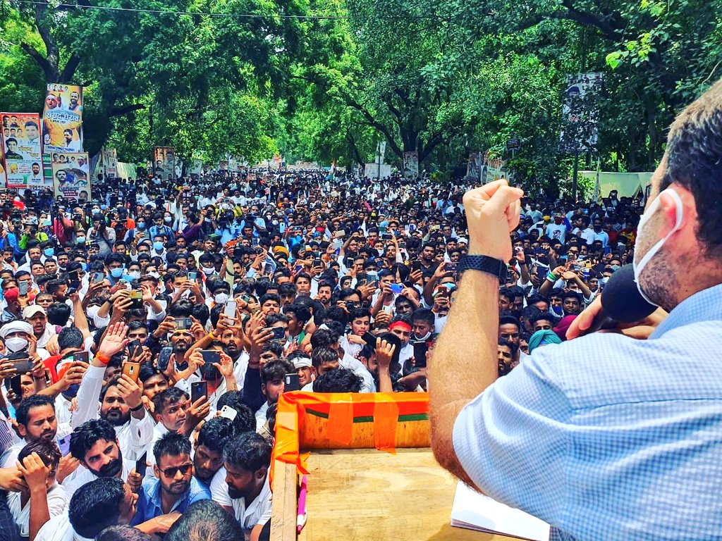 AjayLalluINC's tweet photo. जब तक "हम दो, हमारे दो" की सरकार है,  हिंदुस्तान के युवाओं को रोजगार नहीं मिलेगा। इनका लक्ष्य भारत के युवाओं की आवाज़ को दबाना है: श्री @RahulGandhi जी https://t.co/yOTwNWt90W