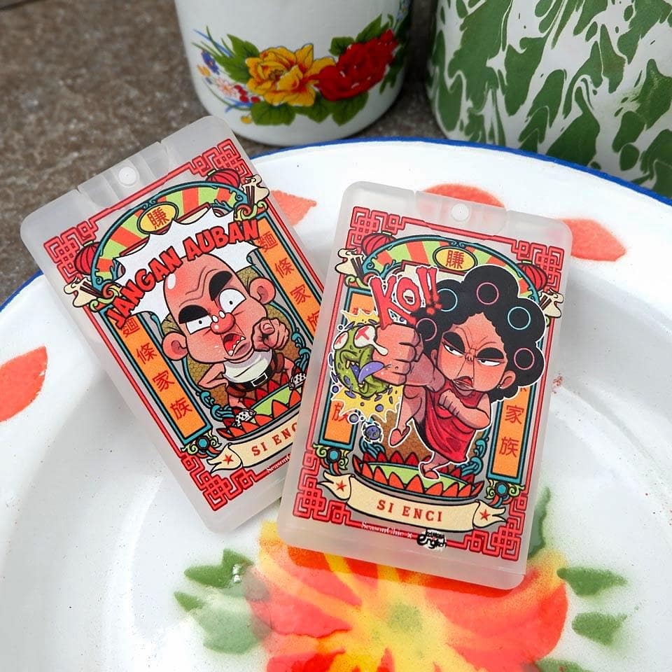 si_Engkoh's tweet photo. Merchandise baru wa lagi nih! Kali ini wa keluarin hand sanitizer 🙌
hasil kolaborasi wa dengan #seasonchicid 
Buat yang pengen dilindungi sama sj Enci bisa langsung order
Ini linknya https://t.co/DeEqPCaLvP
Sehat sehat lu orang semua 🙏
.
#handsanitizer #keluargasiengko https://t.co/Qb9nANJzIZ