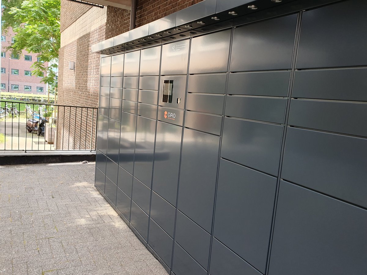 CiPiO6's tweet photo. En dat is CiPiObox nr. 2 van deze week! Met maar liefst 8 kolommen en 54 vakken kunnen nu ook de bewoners van #TalentSquare in  #Tilburg hun pakketjes veilig en zeker thuis laten bezorgen. https://t.co/PtXftUIoIa