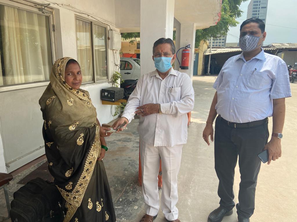 Rm_noida's tweet photo. @UPSRTCHQ @UPSRTCNOIDA Woman passenger who was abandoned by her family members at Noida Bus Depot and she did not have money to reach her home,was monetarily helped by ARM Noida today and provided with food,water and comfortable place to sit till she did not get the Bus to reach https://t.co/HNxOM0S0xN