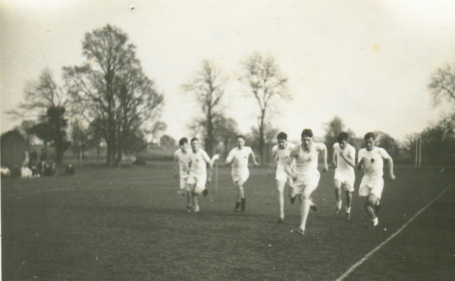 oldwarwickians's tweet photo. Former Warwick School Olympians include Head Boy AGK Brown (WS 1924-34), who won gold for GB in the men’s 4x400m relay at the 1936 Summer Olympics. It was Britain’s only track gold of the games. Brown also won silver in the individual 400m. Pictured @WarwickSchool in 1933. https://t.co/aA0xXXETkj
