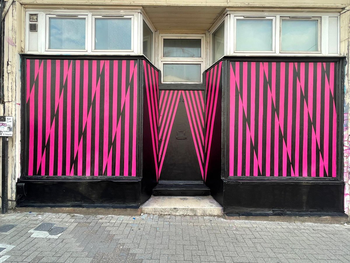 Upfest's tweet image. A proper statement on North Street from Jay Sharples!

Based in Manchester, Jay's work is always big, bold, and instantly recognizable. You can find this amazing abstract piece opposite @CorksOfNorthSt. You can't miss it!

#BristolStreetArt #LoveBristol