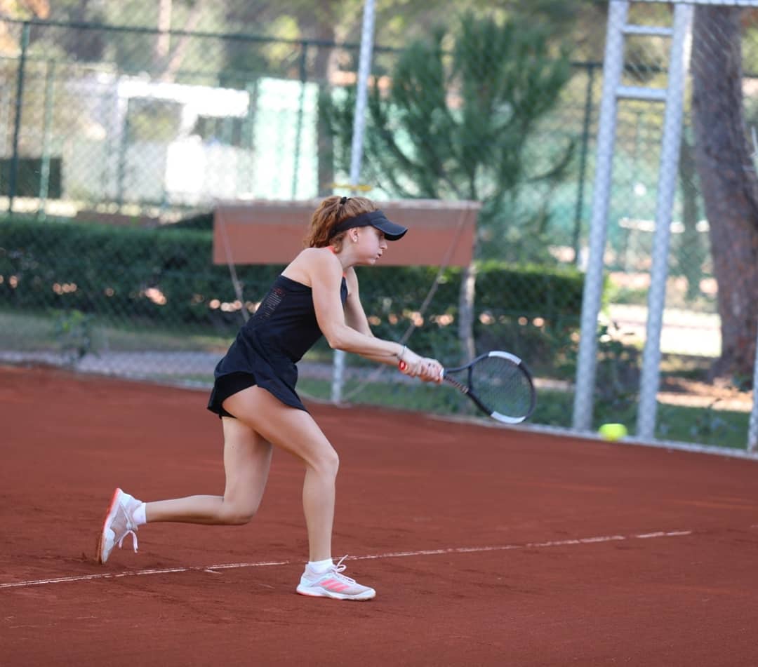 Berfu Cengiz, Maileen Nuudi'yi 7-6, 6-2 yenerek Estonya'daki 25K turnuvasında çeyrek finale yükseldi. Cengiz, ilk seti 1-5'ten çevirdi.