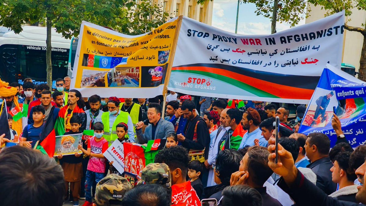 AfgDiplomacy's tweet photo. په فرانسه کې میشتو افغانانو د جمهوریت په ملاتړ او د طالبانو د جنګي جنایتونو په ضد کې لاریون او د ترهګرو د پټنځایونو د بندولو غوښتنه یې وکړه.

Afghans in France marched in support of the republic &amp; in protest to Taliban's war crimes &amp; demanded dismantling terrorist sanctuaries. https://t.co/ylp5a3Zl7b