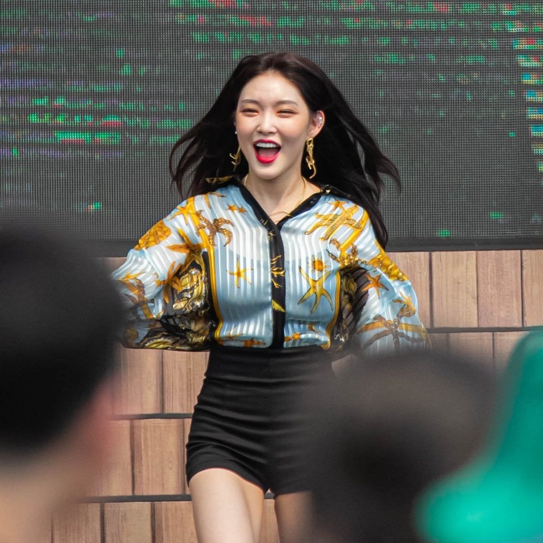 KIMS9695's tweet photo. here some chungha and taehyung smiling to their fans content https://t.co/ltVK5DNLDr