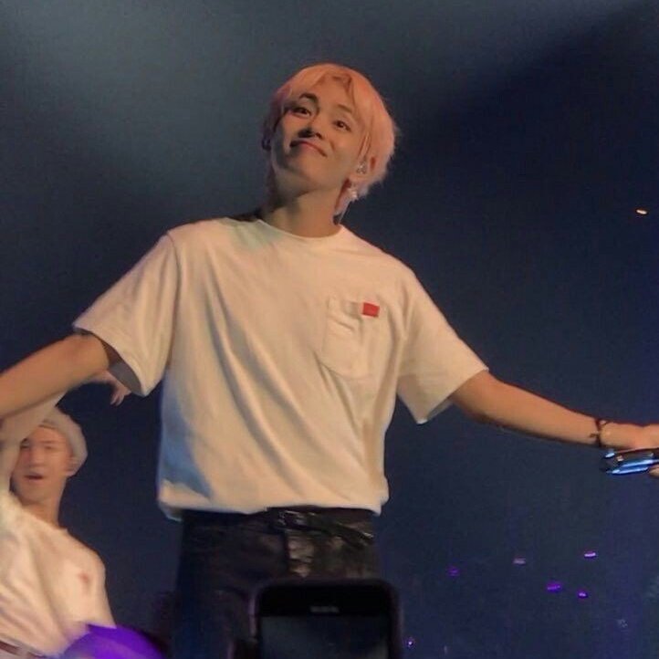 KIMS9695's tweet photo. here some chungha and taehyung smiling to their fans content https://t.co/ltVK5DNLDr