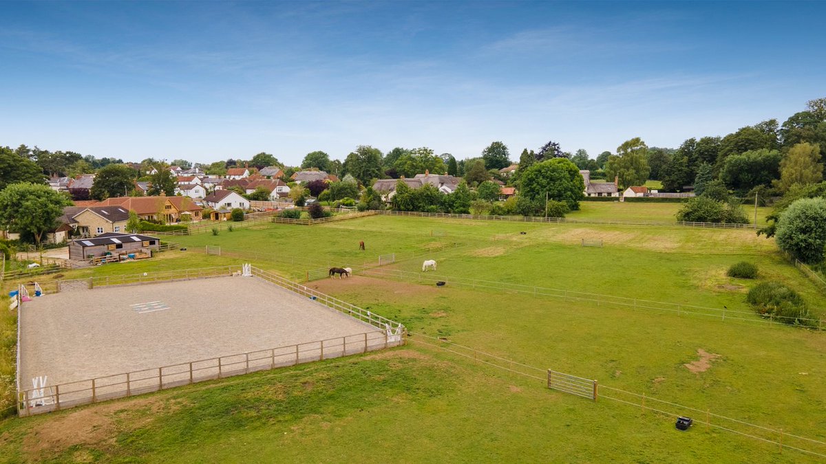 Equestrian Property for sale Dinton, Bucks. £1.6m 3.37 Acres Stable block with 3 loose boxes Tack/feed room + Hay storage Manege 5 bed home £1,600,000 equestrianproperty4sale.com/property-for-s… @FineandCountry @equestrianindex #propertyforsale #equestrian #equestrianproperty