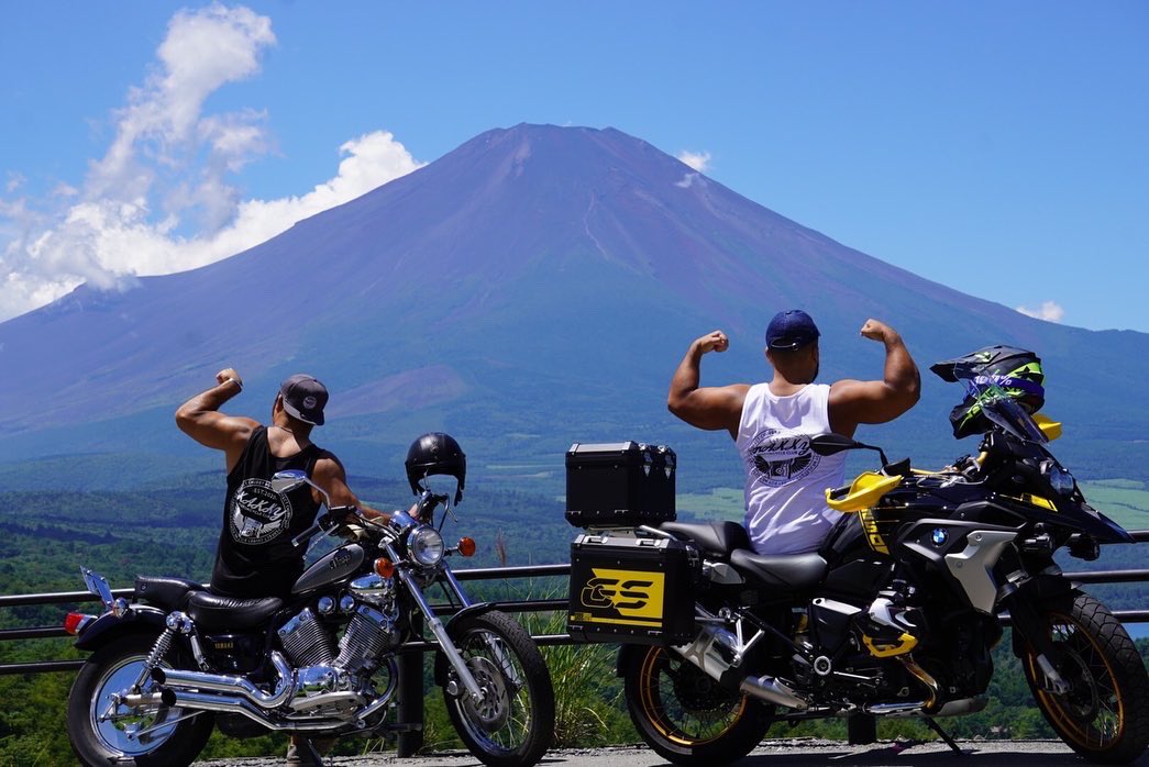 r1250gsbeginner's tweet photo. 山中湖パノラマ台🏞

我らがモーターサイクルの部長@kakkymc とツーリングに。
この日は雲がほとんどなく富士山も綺麗に見えて最高でした！⛰
※写真撮る時だけタンクトップ着てます🎽 https://t.co/n6dQyJePUP