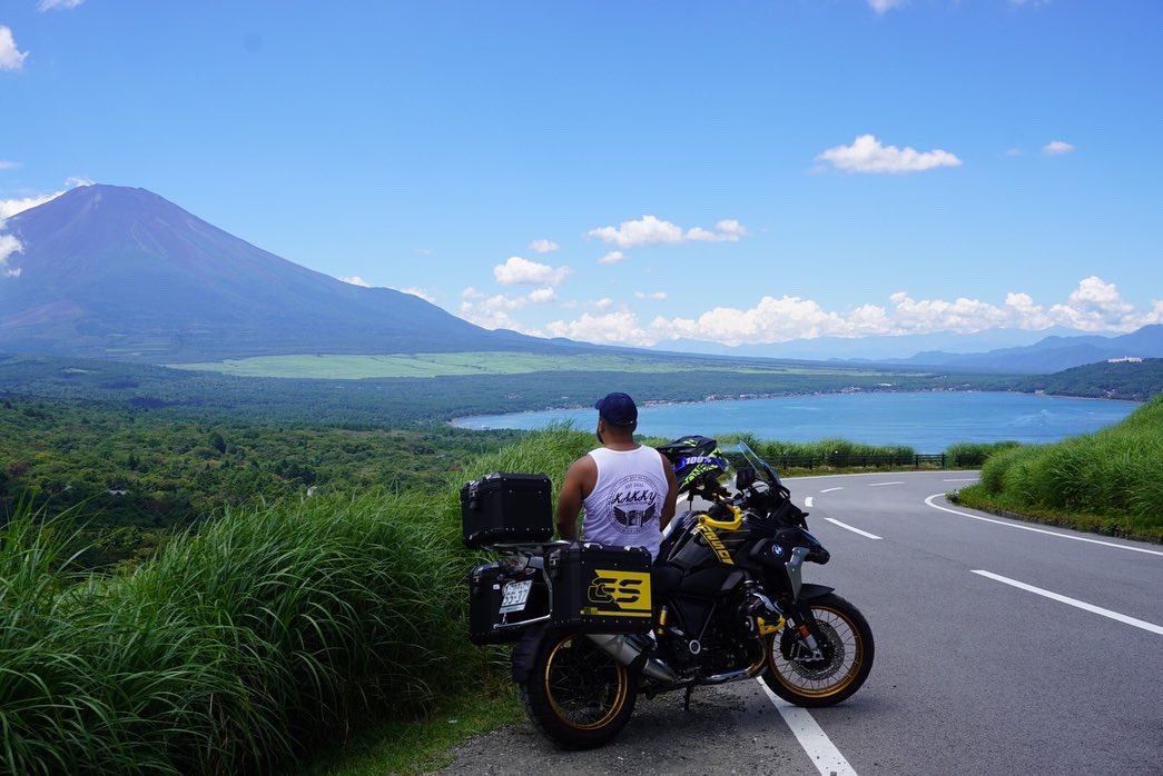 r1250gsbeginner's tweet photo. 山中湖パノラマ台🏞

我らがモーターサイクルの部長@kakkymc とツーリングに。
この日は雲がほとんどなく富士山も綺麗に見えて最高でした！⛰
※写真撮る時だけタンクトップ着てます🎽 https://t.co/n6dQyJePUP