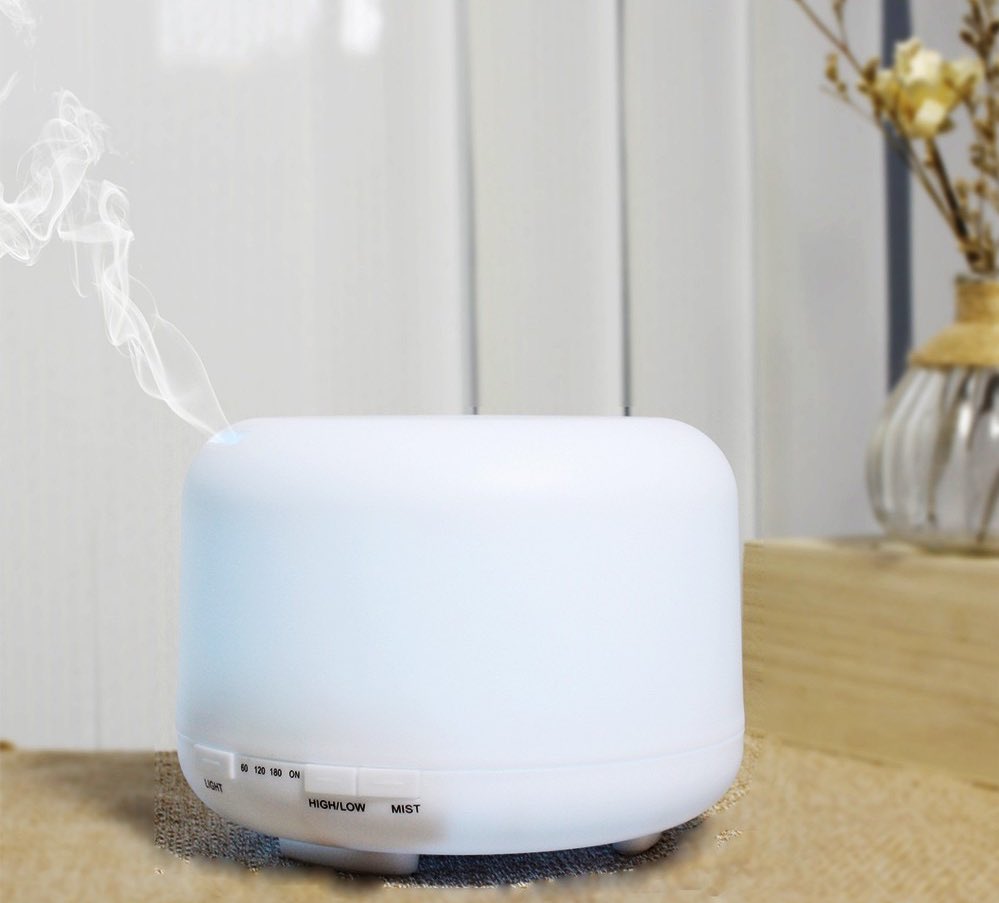Nurintashaa's tweet image. Kalau korang nak beli diffuser, tapi tak tahu nak beli yg mana, try beli this one.

Siap ada remote pastu boleh tukar2 colour. Boleh buat as lampu tidur juga 🤍