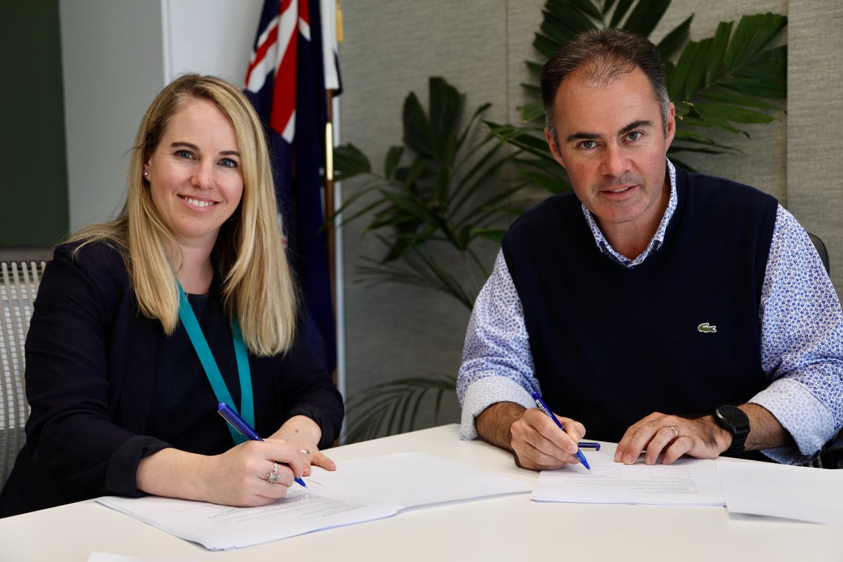 Thanks Minister @AupitoWSio_MP. I was delighted to sign the funding agreement for this significant 14.1m commitment from #NewZealand w/ #NZ Consul General to #NewCaledonia @FRoxburgh. @spc_cps very grateful for our strong partnership w/ @MFATNZ + @dfat in #CoastalFisheries & more