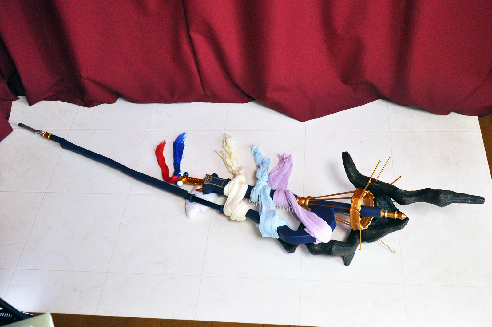 千春 超30日 コスプレ小道具 Fate Grand Order マーリンの杖 全長172cm 木材 アルミパイプ サンペルカ スタイロフォーム 軽量樹脂粘土など使って軽くなるように作ってます 持ち手の下端に仕込んだボルトで上下に分割 剣は玩具の剣を使用 抜き差し