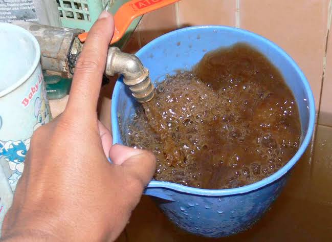 munierlicious's tweet photo. Ya ampun
ini keajaiban dunia, niat mau ambil air buat bikin wedang kopi malah pas buka kran keluarnya langsung wedang kopi. https://t.co/DHZ5TsGvp1