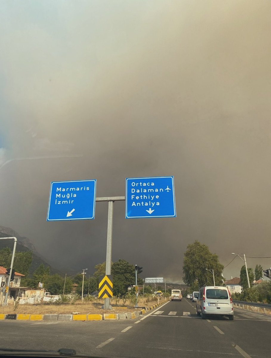 Hiçbir şey size gösterildiği gibi değil. Ciddi ciddi yanıyoruz ve nedense bu isyan bu yardım çağrısı paylaşımları hep Muğlalılar arasında dönüp duruyor.  BUGÜN GÜNEŞ DOĞMADI !!!
#MuğlaYanıyor