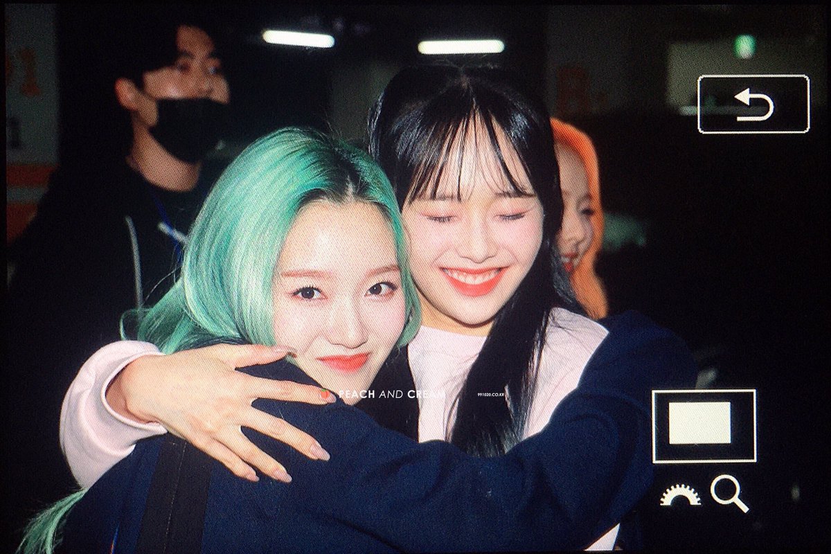 #CHUU #츄 <a href="/loonatheworld/">이달의 소녀(LOOΠΔ)</a> 
with <a href="/pgwnhour/">hourly gowon</a>