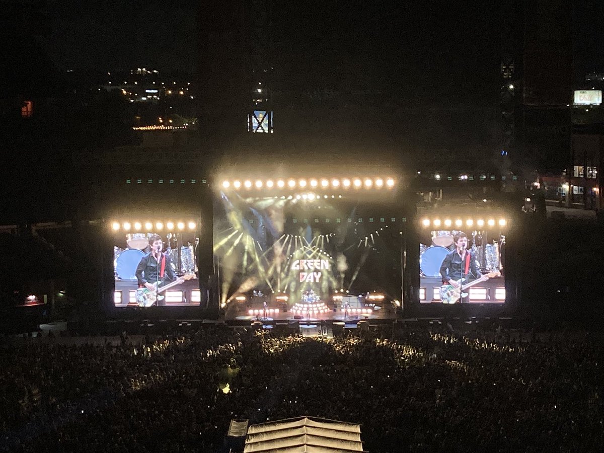 AnnaZach4's tweet image. #FirstShowBack and Green Day absolutely phenomenal 💚