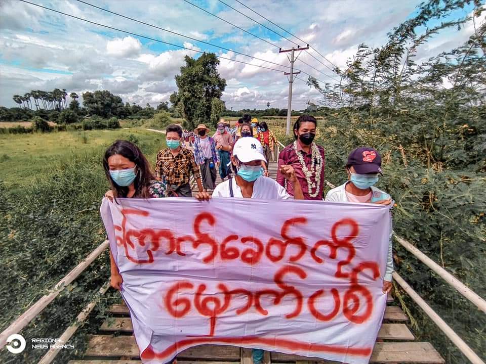 LeeDam_3's tweet photo. Pro-Democracy activists from a village beside #Monywa - Amyint highway road took to the streets to abolish EVIL DICTATORS and screaming Powerful slogans for Democracy .
LEGALIZATION OF NUG

#Aug5Coup 
#WhatsHappeningInMyanmar https://t.co/k3Op6McrnF