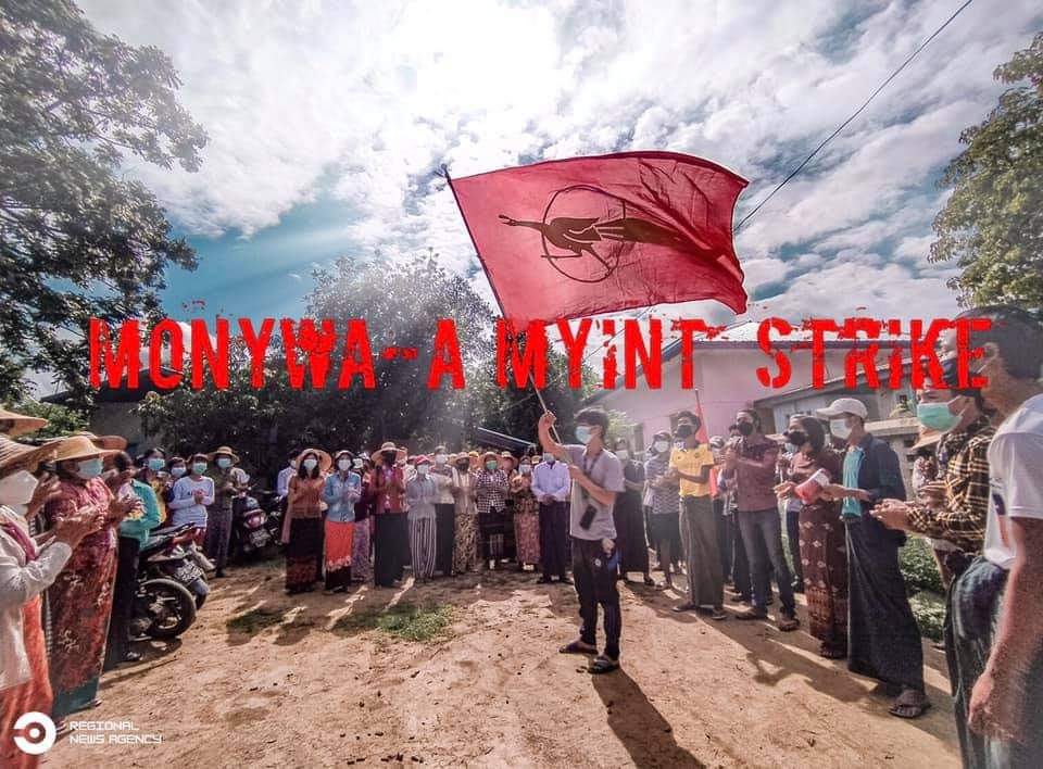 LeeDam_3's tweet photo. Pro-Democracy activists from a village beside #Monywa - Amyint highway road took to the streets to abolish EVIL DICTATORS and screaming Powerful slogans for Democracy .
LEGALIZATION OF NUG

#Aug5Coup 
#WhatsHappeningInMyanmar https://t.co/k3Op6McrnF