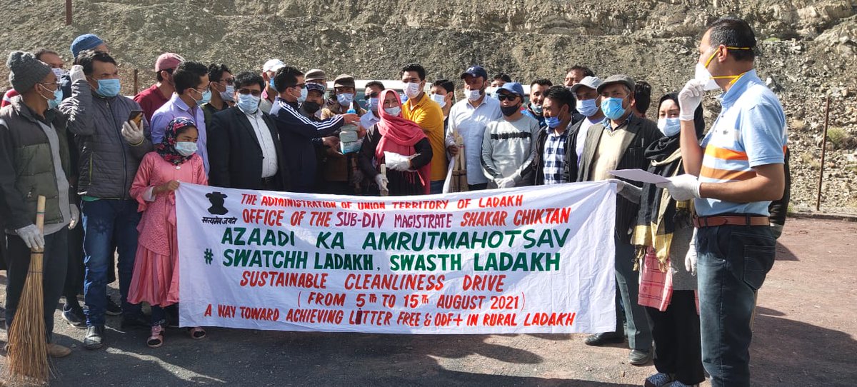 DIPR_Kargil's tweet photo. 10 day Cleanliness Drive under#AzadiKaAmritMahotsav at Kargil- Day 1st: Officers, officials of Govt departments, agencies and volunteers carrying out cleanliness in different areas at different Sub Divisions and Blocks
#KeepLadakhClean #UseDustbin #SwachhLadakh #SwasthLadakh https://t.co/k1tciWGGxu