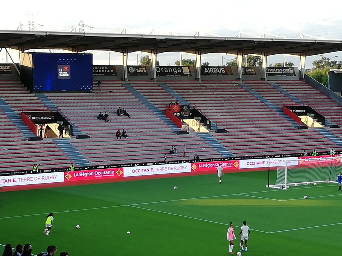 Deux beaux matchs 💪⚽ nos purs jus dans les vestiaires 🍇🍏🥤#footfeminin #purjusbio #sublimaromes #toulouse merci et bravo Camille Naude  Women's French Cup 😎