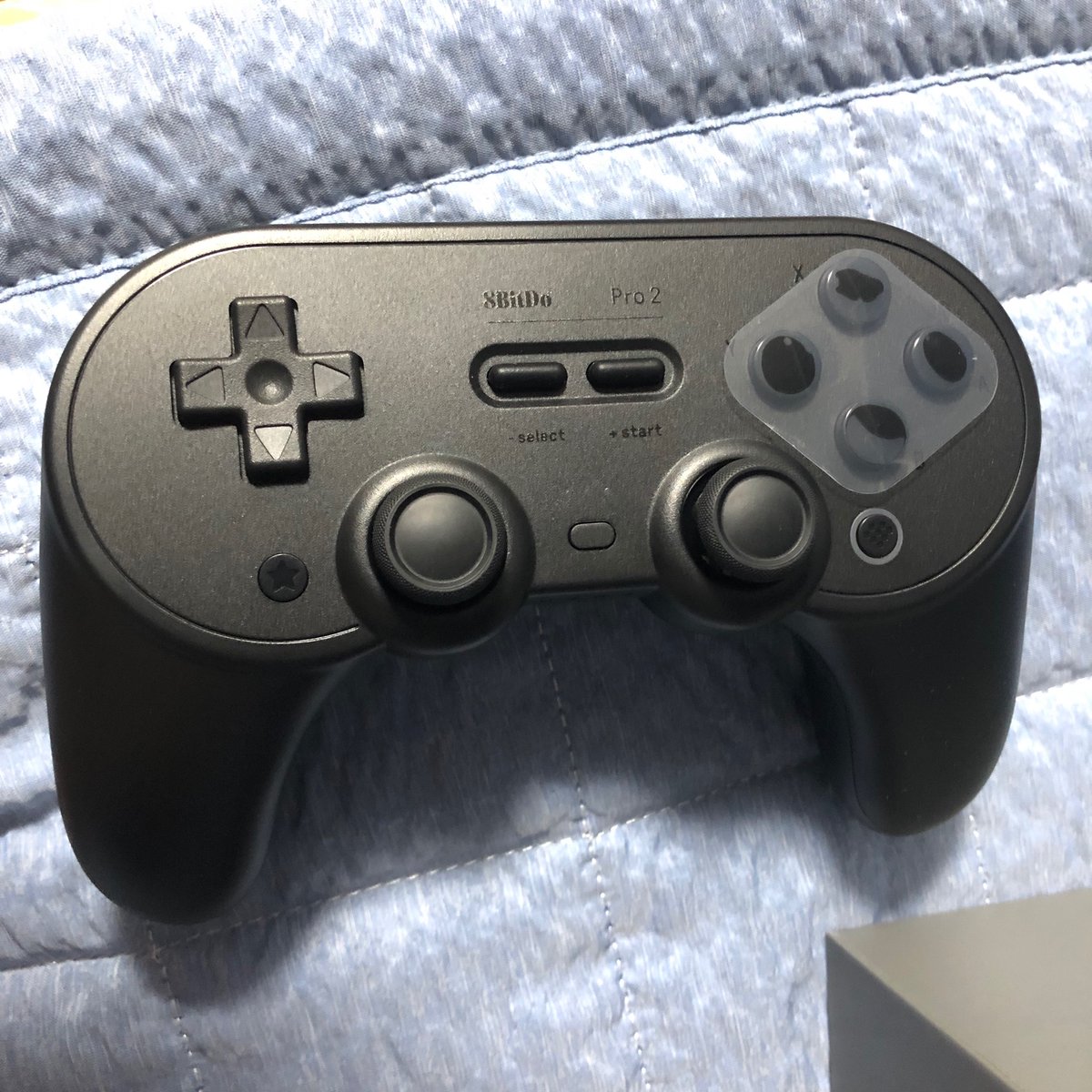 MagmaChipmunk's tweet photo. 8bitdo Pro 패드를 샀다. 
후면 버튼 하나만 보고 산 거긴 한데 괜찮은듯.
T4 Pro도 후면 버튼이 있긴 했는데 품질이 조약하대서 안 샀음. 얘는 평가가 좋더라.
듀얼센스가 백버튼이 있으면 샀겠지만 아직 안달아주니.. 일단 엘리트패드보다 가벼워서 얘를 더 자주 쓸 것 같다. https://t.co/vqURiAvw4D