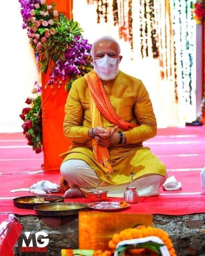 JhaGunjesh's tweet photo. केश जो महेश के विशेष खुलते न यदि
भगीरथी भाग्य वेग शेष नहीं होता जी।
जाह्नवी का जल जंगलों को जन्म देता न तो
संगठित वसुधा का भेष नहीं होता जी।
होता न विराट शैलराट का ललाट कभी
धरती न होती तो नगेश नहीं होता जी।
भारत की धरती के प्राणतत्व प्रभु राम
राम ही न होते तो ये देश नहीं होता जी। https://t.co/FuTwyuJDNC