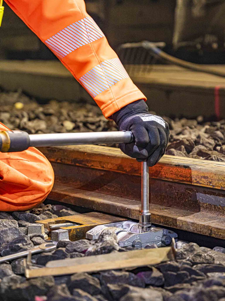 schwihag's tweet photo. +++ 𝗡𝗶𝗴𝗵𝘁𝘀𝗵𝗶𝗳𝘁 @ 𝗩𝗲𝗿𝗲𝗶𝗻𝗮𝘁𝘂𝗻𝗻𝗲𝗹 +++
During the fine adjustment of our roller packages at the new turnout 28 in the Vereina Tunnel / #rhaetischebahn, highest precision was required to ensure a smooth changeover of the turnout on a permanent basis. #schwihag https://t.co/CeG9ecXCYp
