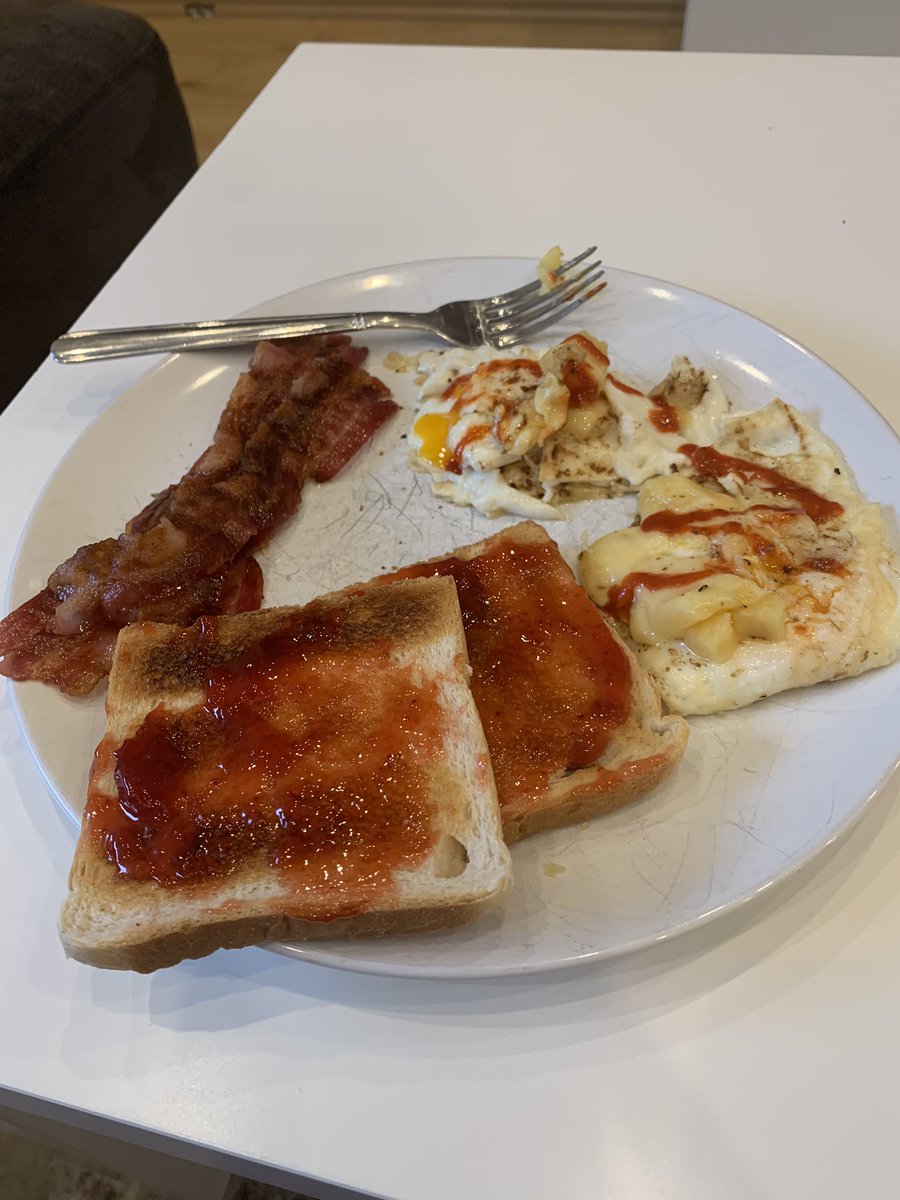 ThatGayComicKid's tweet photo. Almost perfect, no yolks broken, just need to get better at flipping the eggs and then I will be a master at breakfast https://t.co/kuI8zPnkXi