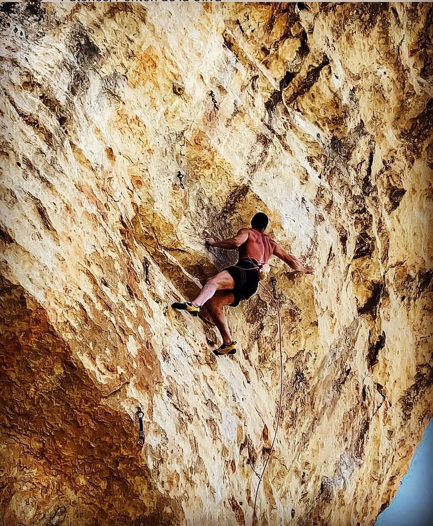 High.
🐺<a href="/gefaell/">Gonzalo Gefaell</a> 
.
.
.
.
.
.
.
.
#lalobera #routsetter #wolvesdontbark #boulderingspain #routesetter #escaladadeportiva  #arrampicata #rockclimbing #climbing #boulder #bloque #escalador  #climber #bulder #climbingspain #chalk #grimper #climbinghard #roar #grind #escalaresmip…