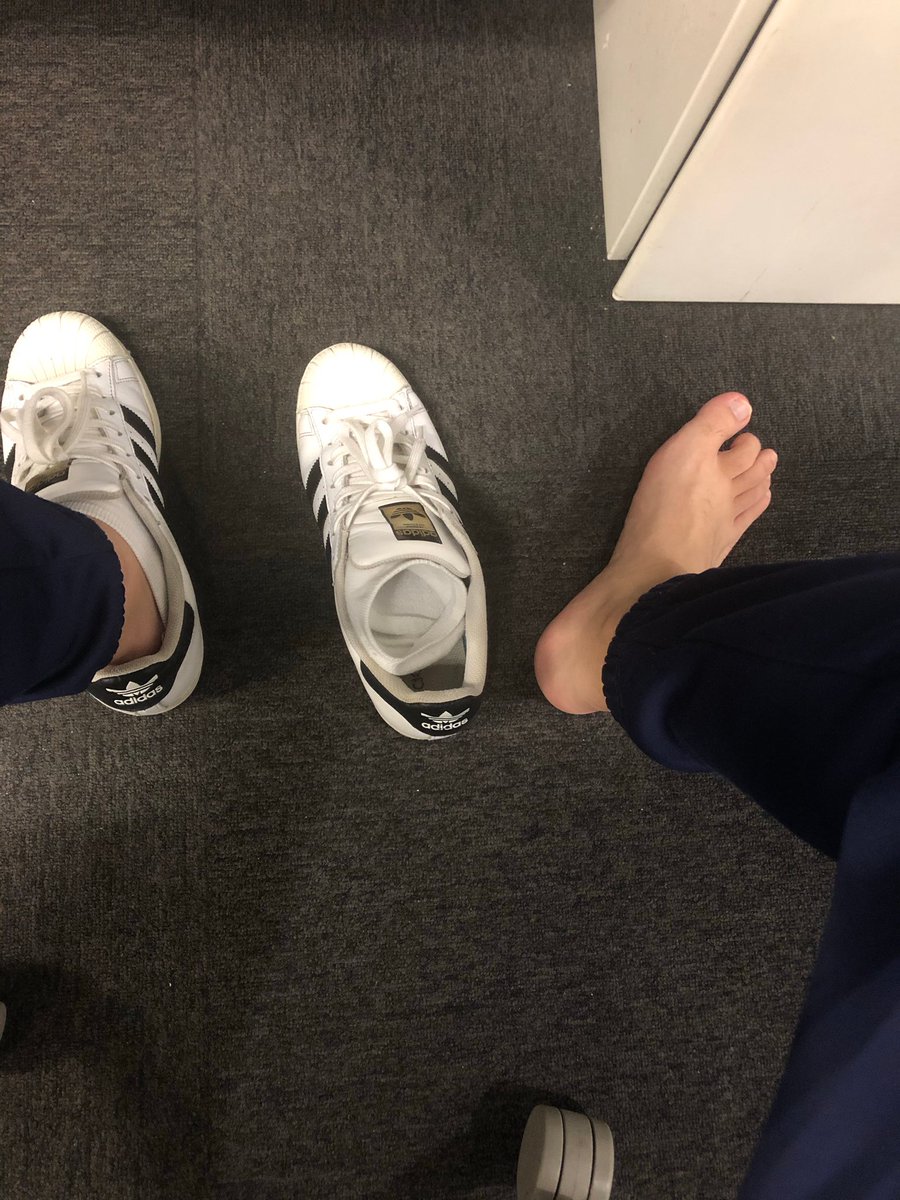 SmasterEric's tweet photo. 是爷脚太滑
还是袜太松
？@SmasterEric https://t.co/Sxg7xcg06v