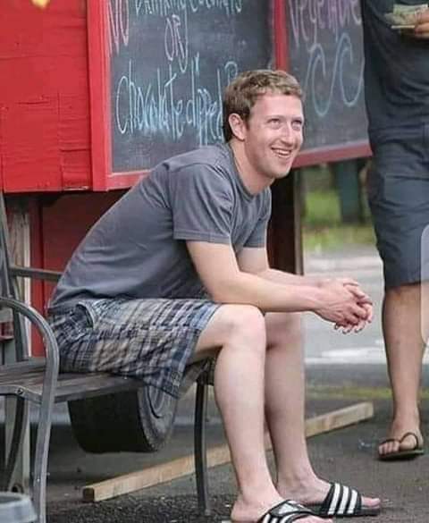 KimKimuntu's tweet photo. Toi et ta vie de luxe sur Facebook. Voilà son propriétaire. https://t.co/Ta0udgMcIR